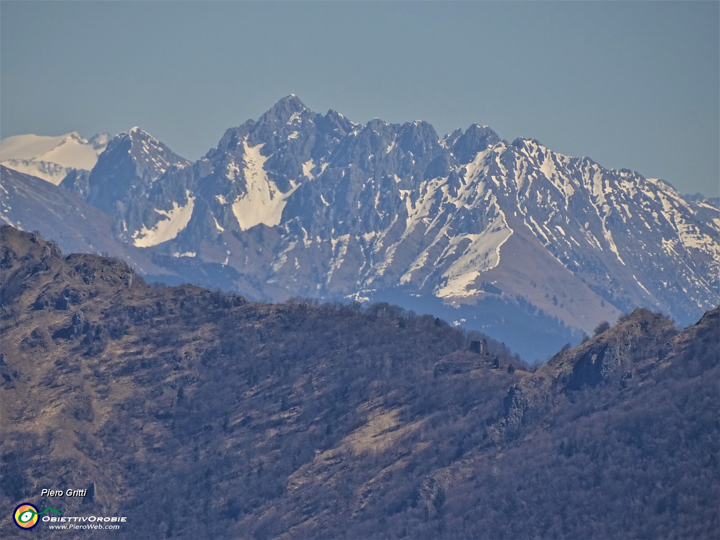 62 E si vede oggi anche  il Pizzo Camino in Val di Scalve, qui allo zoom.JPG